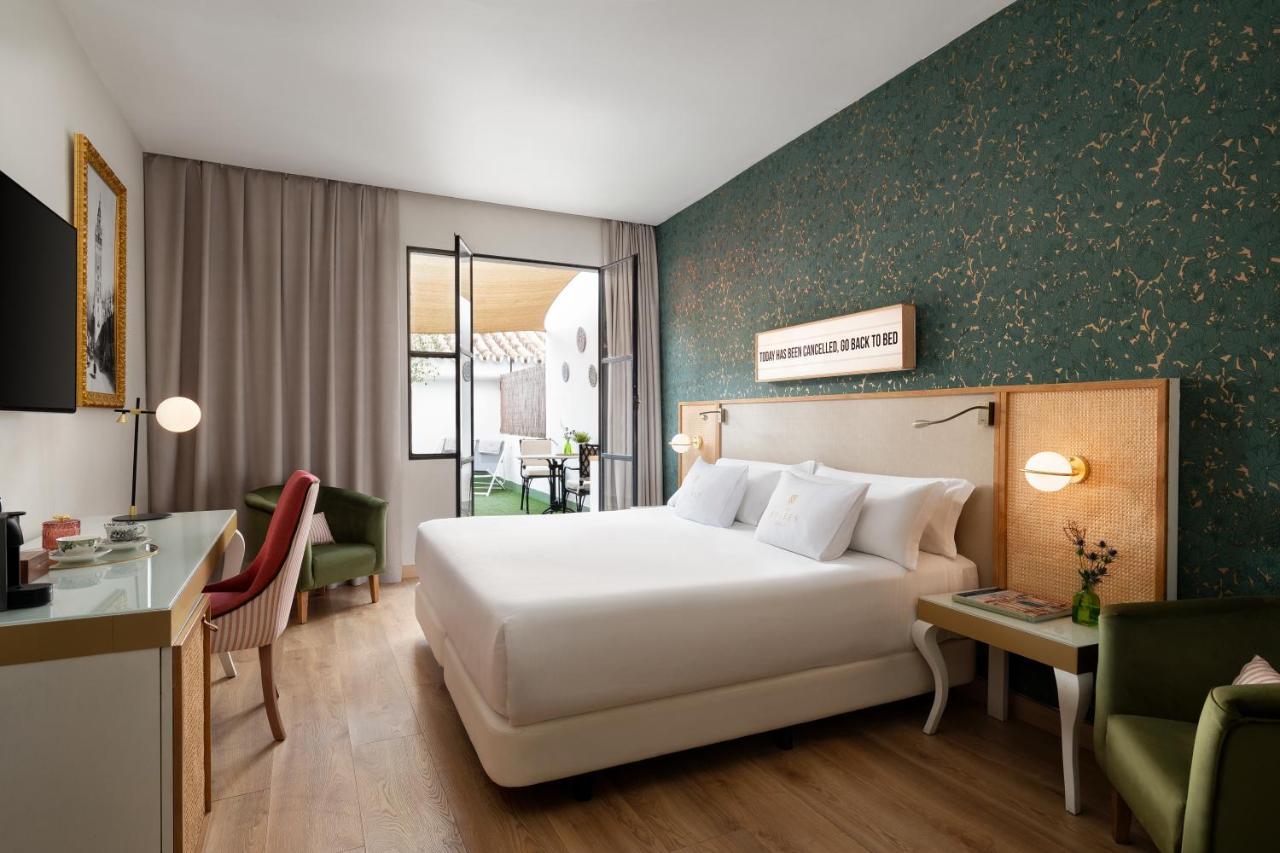 Zimmer Legend Terrace mit Kingsize-Bett und Balkon